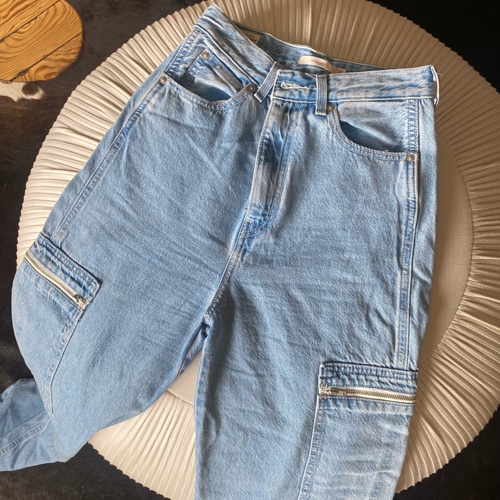 Levi’s High Loose Light Wash Cargo Jean with Zip Pocket. NWT